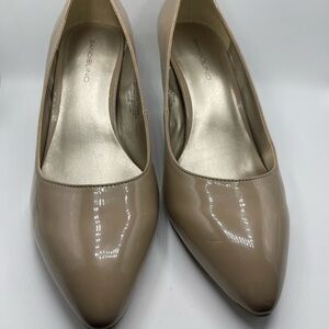 Bandolino nude mid heel pump size 9